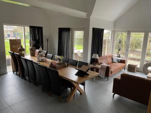 een woonkamer met een tafel en een bank bij Gastenverblijf bij de Buuren in Dirksland