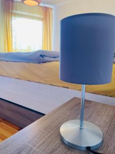 eine Lampe auf einem Tisch im Schlafzimmer in der Unterkunft Ferienwohnung Seeriwa in Stockach