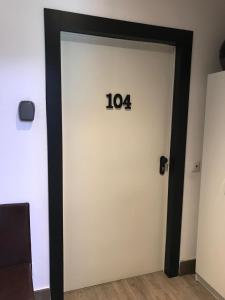 uma porta com o número nela em Urban House Siurot 33 em Sevilha