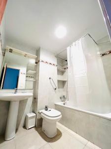 y baño con lavabo, aseo y bañera. en Apartamento Torremar Playa, en Benicàssim