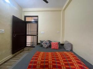Un dormitorio con una cama con almohadas. en Nomad’s lodging house, en Bīr