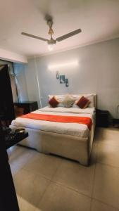 新德里的住宿－Hotel lodge kalkaji，一间卧室配有一张床和吊扇