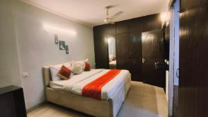 新德里的住宿－Hotel lodge kalkaji，一间卧室,卧室内配有一张大床