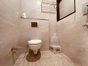 baño con aseo blanco en una habitación en The Deviine Ganga - Haridwar, en Haridwar
