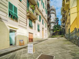 una calle con un cartel en el lateral de un edificio en La Casa delle Acciughe Guest House, en La Spezia