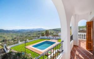 een villa met een zwembad en een balkon bij Stunning Home In Casarabonela With Kitchen in Casarabonela