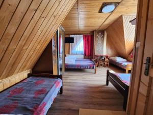 ザコパネにあるWilla u Renaty - Widok na Giewontの木製の天井の客室で、ベッド2台が備わります。