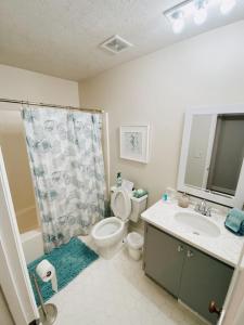 a bathroom with a toilet and a sink at Bonita cottage 2 in Panama City