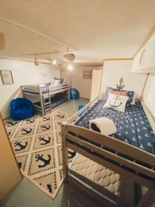 a room with two bunk beds in a room at Bonita cottage 2 in Panama City