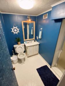 a bathroom with a sink toilet and a mirror at Bonita cottage 2 in Panama City