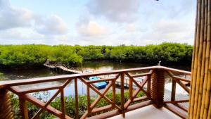 uma varanda com vista para o rio em Hermosa Siute frente al mar en Tolu-Sucre em San Silvestre