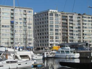 un grupo de barcos atracados en un puerto deportivo con edificios altos en C-Hotels Burlington, en Ostende
