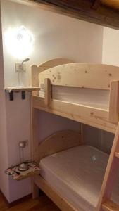 Bunk bed o mga bunk bed sa kuwarto sa Baita Misseroni Quadrilocale