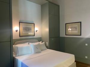 En eller flere senger på et rom på Grandiose Athens Apartment | 1 Bedroom Suite | Apartment Weisslogia | Athinaidos