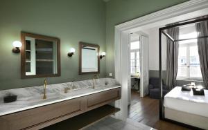 ห้องน้ำของ Gorgeous Athens Apartment | 2 Bedrooms | Apartment Sting | Balcony | Athinaidos