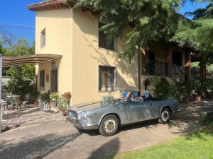 un coche viejo aparcado frente a una casa en B&B La Casa della Nonna - L'Antico Fienile en San Martino al Cimino