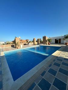 una piscina in una villa con acqua blu di Apartamento en Tucacas a Tucacas