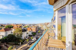 einen Balkon mit Stadtblick in der Unterkunft Caravelle 0501 in De Panne