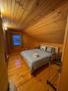 Tempat tidur dalam kamar di NuA House "Kapri"