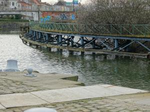 eine Brücke über einen Wasserkörper mit Graffiti in der Unterkunft Dokstudio50 in Gent