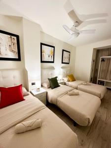 Giường trong phòng chung tại La Reina Apartment by the Sea