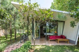 a living room with a pink couch and a table at Villa R331 Forest Dai Lai Resort in Phúc Yên
