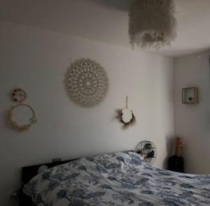 - une chambre avec un lit et des décorations murales dans l'établissement Appartement avec jardin et terrasse couverte, à Voreppe