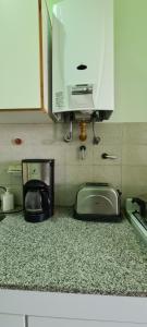 eine Küchentheke mit Kaffeemaschine und Mikrowelle in der Unterkunft Cómoda Casa en ciudad de la Punta; San Luis in La Punta