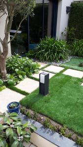 een televisie zittend op het gras in een tuin bij le Jardin in Dinard