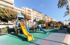 - une aire de jeux avec des toboggans et des toboggans colorés dans l'établissement Gorgeous Apartment In Estepona With House Sea View, à Estepona