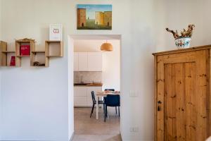 eine Küche und ein Esszimmer mit einem Tisch in der Unterkunft In Fondo al Mar by Wonderful Italy in Santa Margherita Ligure