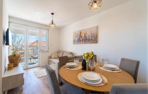扎達爾的住宿－Cozy Apartment In Zadar With Wi-fi，一间带桌子和沙发的用餐室