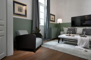 雅典的住宿－Exquisite Athens Apartment | 1 Bedroom | Apartment Metalicana | Balcony | Athinaidos，客厅配有沙发和椅子