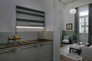雅典的住宿－Exquisite Athens Apartment | 1 Bedroom | Apartment Metalicana | Balcony | Athinaidos，一个带水槽的厨房和一间客厅