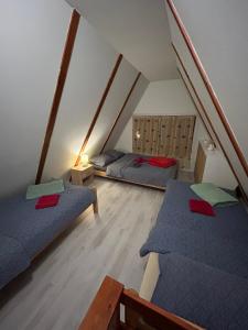 Habitación con 2 camas en un ático en Brvnara ispod Čigote en Zlatibor