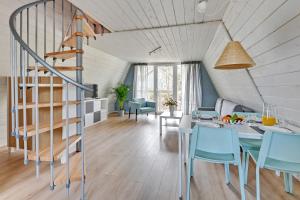 Habitación con escalera, mesa y sillas en Soul Camp Nowęcin, en Łeba