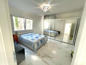 um quarto com uma cama e um espelho em Isole em Baveno