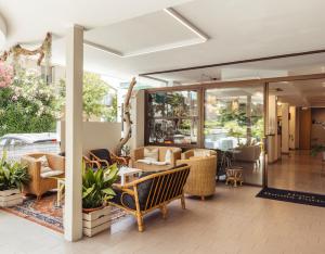 eine Terrasse mit Stühlen und Tischen in einem Gebäude in der Unterkunft Hotel Buona fortuna in Bellaria-Igea Marina