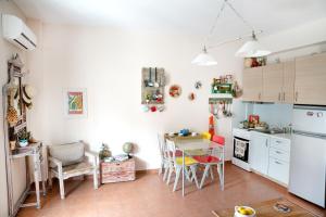 Kuchyň nebo kuchyňský kout v ubytování Artistic 1 apartment