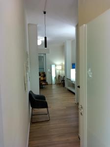 Milan Rho Fiera Cornaredo apartment tesisinde bir oturma alanı