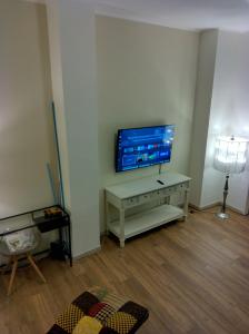 Milan Rho Fiera Cornaredo apartment tesisinde bir televizyon ve/veya eğlence merkezi