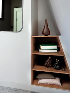 a book shelf with books and a vase at Stylish 3 Bedrooms in London