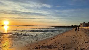 アンデルノ・レ・バンにあるAppartement Le Novea standing pour 2 à 4 personnesのビーチでの日没時の散歩(2名分) +11枚の写真