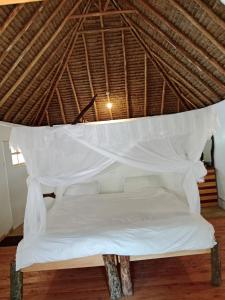 Un pat sau paturi într-o cameră la Hillstone Safari Lodge
