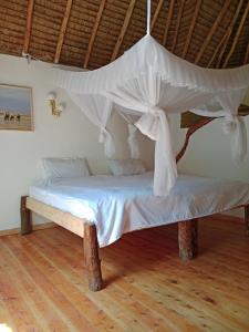 سرير أو أسرّة في غرفة في Hillstone Safari Lodge