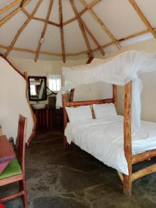 1 dormitorio con 2 literas en una tienda de campaña en Hillstone Safari Lodge en Kimana