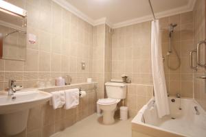 Koupelna v ubytování Strathburn Hotel Inverurie by Compass Hospitality