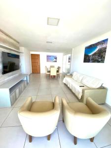 sala de estar con sofá y 2 sillas en Apartamento até 8 Pessoas Praia Grande - Le Bon Vivant, en Arraial do Cabo