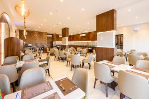 Uma área de estar em Enala Hotel Apartments- Tabuk