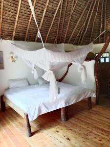 Säng eller sängar i ett rum på Hillstone Safari Lodge
